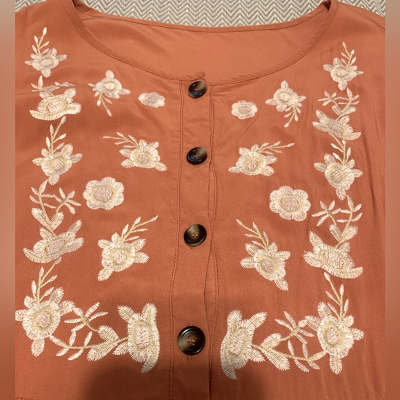 Emery Rose embroidered babydoll top. Short sleeves. Rust with ivory flowers. 4x. - Picture 2 of 5